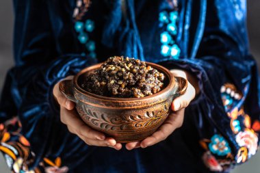 Geleneksel Kutia ile el ele tutuşan kadın, Ukrayna, Belarus ve Polonya 'da Noel tatlısı yemekler. Noel yemeği kutia.