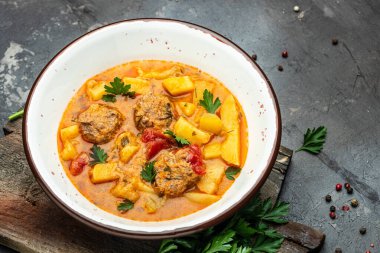 Beyaz kasede köfteli haşlanmış sebzeler, yazı için yer, üst manzara..