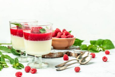 Küçük kavanozlarda hafif arka planda krema soslu böğürtlenli tatlı. Uzun afiş biçimi. metin için yer.