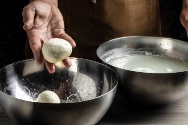 Geleneksel İtalyan mozzarellası, Cheesemaker, taze mozzarella 'yı gösteriyor.,