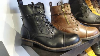 Erkekler siyah ve bej çizmeler