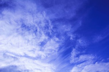 Mavi gökyüzünde güzel, büyük bulutlar