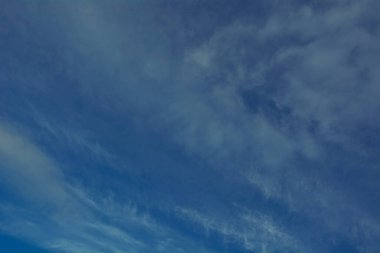 Mavi gökyüzünde güzel, büyük bulutlar