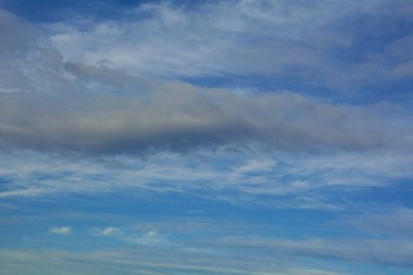 Mavi gökyüzünde güzel, büyük bulutlar