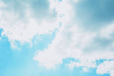 Gökyüzünün arka planında güzel, büyük bulutlar