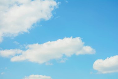 Gökyüzünün arka planında güzel, büyük bulutlar