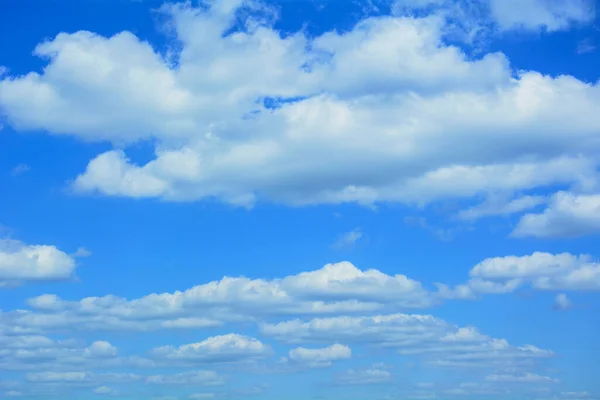 Прекрасні Повітряні Великі Хмари Фоні Неба Стокова Картинка