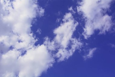 Gökyüzünün arka planında güzel, büyük bulutlar