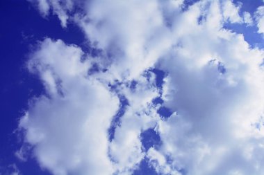 Gökyüzünün arka planında güzel, büyük bulutlar