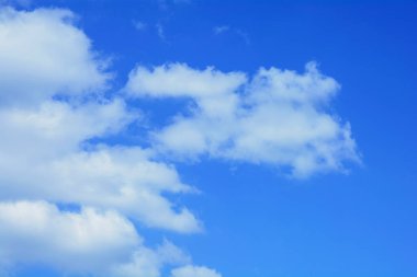 Gökyüzünün arka planında güzel, büyük bulutlar