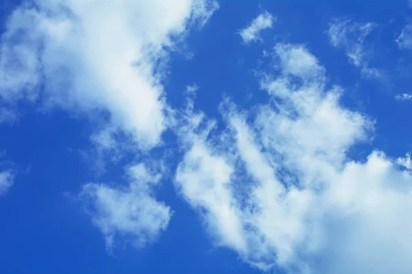 Gökyüzünün Arka Planında Güzel Büyük Bulutlar — Stok fotoğraf