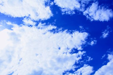 Gökyüzünün arka planında güzel, büyük bulutlar