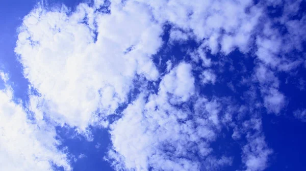 Gökyüzünün Arka Planında Güzel Büyük Bulutlar — Stok fotoğraf