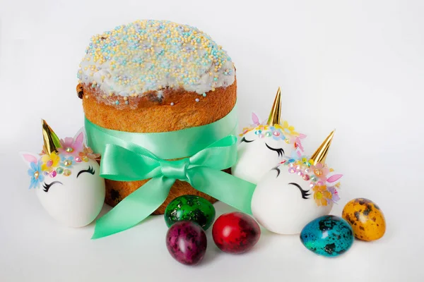 Vacaciones de primavera. Pastel de Pascua y coloridos huevos de codorniz de colores brillantes y huevos de unicornio — Foto de Stock