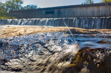 Kayaların üzerinden akan suyla kaplı köprü.