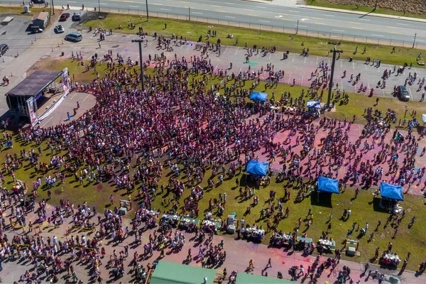 19 Mart 2022 Holi Festivali 'nde büyük bir Hint kalabalığı