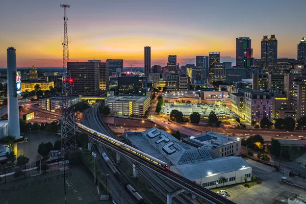 Atlanta gün batımında hareket halindeki bir MARTA treniyle.
