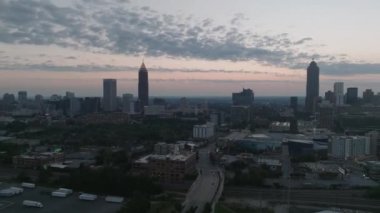 Sabah erken saatlerde Atlanta şehir merkezinde güneş doğmadan önce