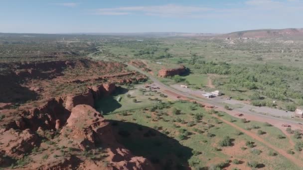 Пролетая Над Красной Скалой Нью Мексико — стоковое видео