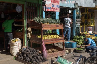 Higuey, La Altagracia, 27 Mayıs 2017 - Higuey 'de bir markette sebze ve meyve