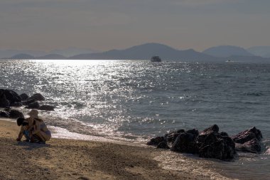 Tambon Phru Nai, Phang-nga Eyaleti, 8 Mart 2018 - Aile Phuket yakınlarındaki adanın tadını çıkarıyor.