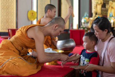 Lam Luk Ka, Pathum Thani, 31 Aralık 2018 Budist rahipler ayin yapıyor..