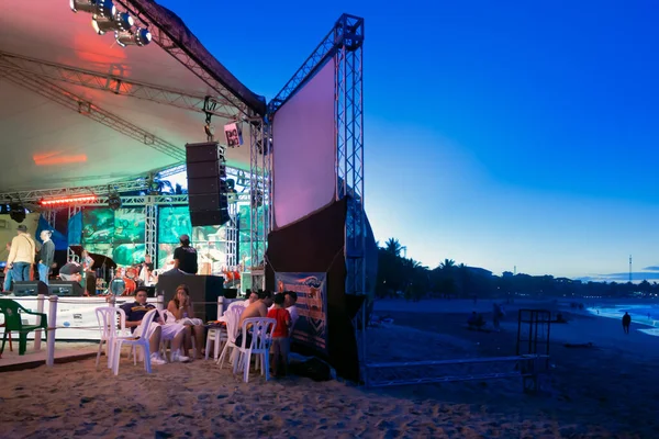 Cabarete, Puerto Plata, 27 Kasım 2010 - İnsanlar Cabarete sahilinde konsere başlamak için bekliyorlar.