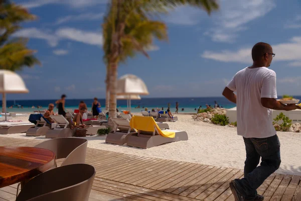 Zorgvlied, Curacao, 4 Eylül 2011 - Plajda yiyecek taşıyan garson