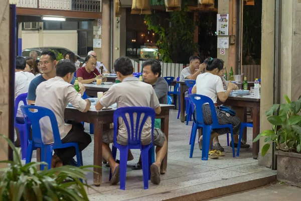 Chiang Mai, Chang Wat Chiang Mai, 24 Şubat 2018 - Asyalı adamlar Chiang Mai 'de bir kafede yemek yiyorlar