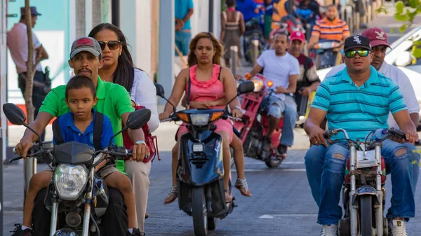 Puerto Plata, Puerto Plata, 22 Mayıs 2018 - Dominik Cumhuriyeti 'nde motosiklet kullanan insanlar