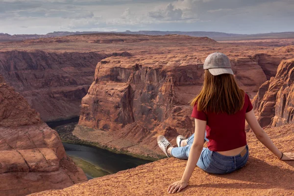 Page, Arizona, 4 Eylül 2018 Glen Kanyonu 'na bakan kız. At nalı Eğimi.