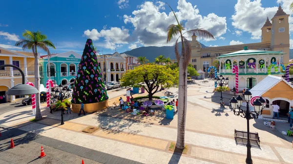 Puerto Plata, Puerto Plata, 28 Kasım 2019 Latin Amerika 'nın Puerto Plata, Dominik Cumhuriyeti' ndeki Hispaniola adasında Noel süslemeleri yapan işçiler.
