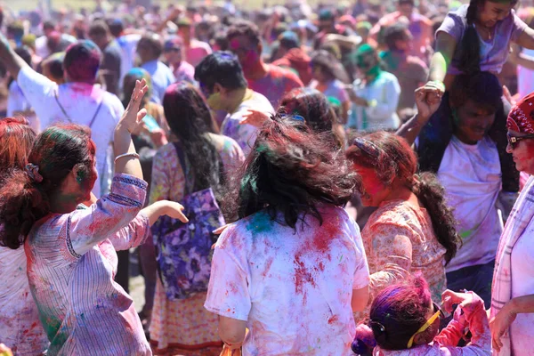 19 Mart 2022 Holi Festivali 'nde büyük bir Hint kalabalığı.