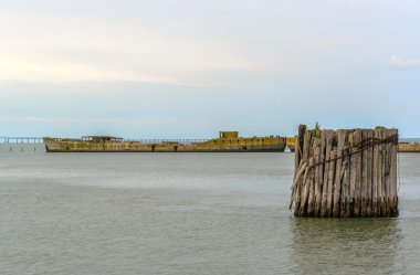 Beton gemi dalgakıran