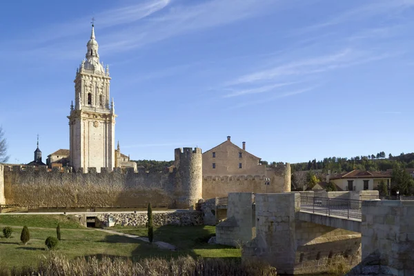 Klocktornet i katedralen i burgo de osma — Stockfoto