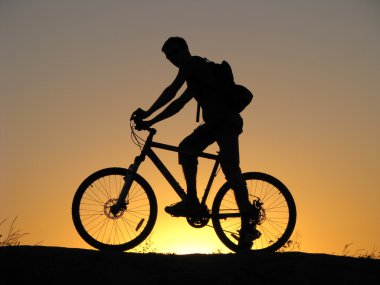 gün batımında motorcu