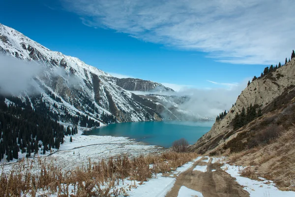 Горное озеро со снегом — стоковое фото