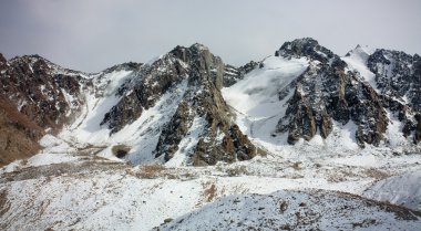 Trans-ili alatau Dağları. kayalar