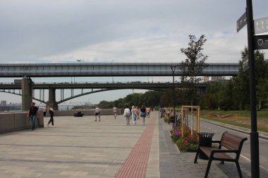 Rusya, Novosibirsk 02.08.2021: Turistler yaz aylarında izinli oldukları kentteki toprak yol boyunca yürüyorlar