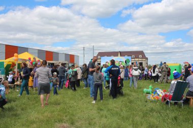 Rusya, Novosibirsk 12.06.2021: çocuklu turistler yaz aylarında piknik için parkta dinlenen etkinliği izliyorlar