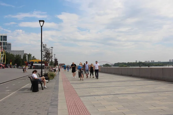 Russia Novosibirsk 2021 Tourists Walk Embankment Street City Summer Have — Stock Photo, Image