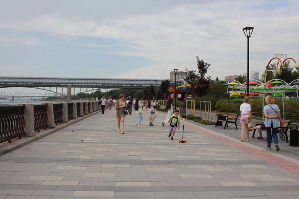 Rusya Novosibirsk 2021 Turistler Yaz Aylarında Izinli Oldukları Kentteki Toprak — Stok fotoğraf