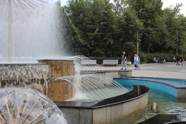Russland Nowosibirsk 2021 Touristen Spazieren Sommer Durch Den Park Springbrunnen — Stockfoto