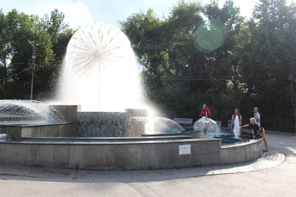 러시아 노보시비르스크 2021 관광객들 여름에 공원을 옆에서 속에서 물기를 — 스톡 사진