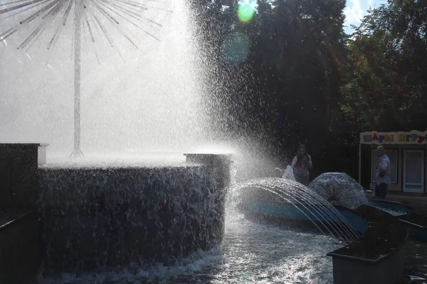 俄罗斯 Novosibirsk 2021年 游客们在公园里的喷泉边散步 喷出的水在炎热中会使人精神恢复 — 图库照片