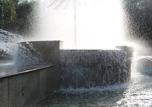 夏の暑さの中水の噴霧機の噴水は — ストック写真