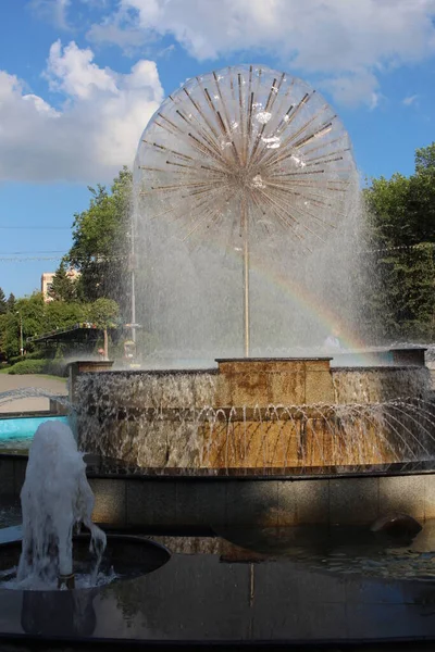 夏の暑さの中水の噴霧機の噴水は — ストック写真