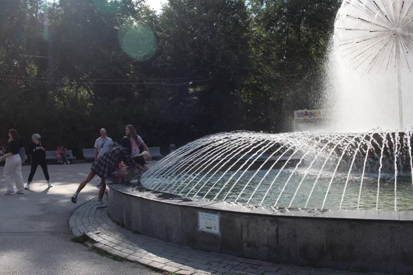 Russia Novosibirsk 2021 Tourists Walk Summer Park Fountain Sprinkle Water — Stock Photo, Image