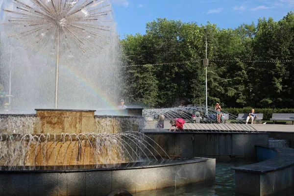 Russia Novosibirsk 2021 Tourists Walk Summer Park Fountain Sprinkle Water — Stock Photo, Image