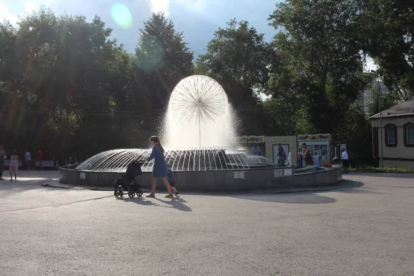 러시아 노보시비르스크 2021 자녀가 여자가 여름에 공원에서 튀기는 거닐다가 속에서 — 스톡 사진